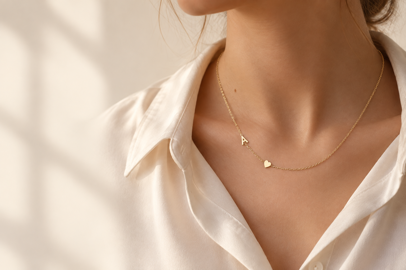 Personligt initialhalsband med guldfärgade detaljer
