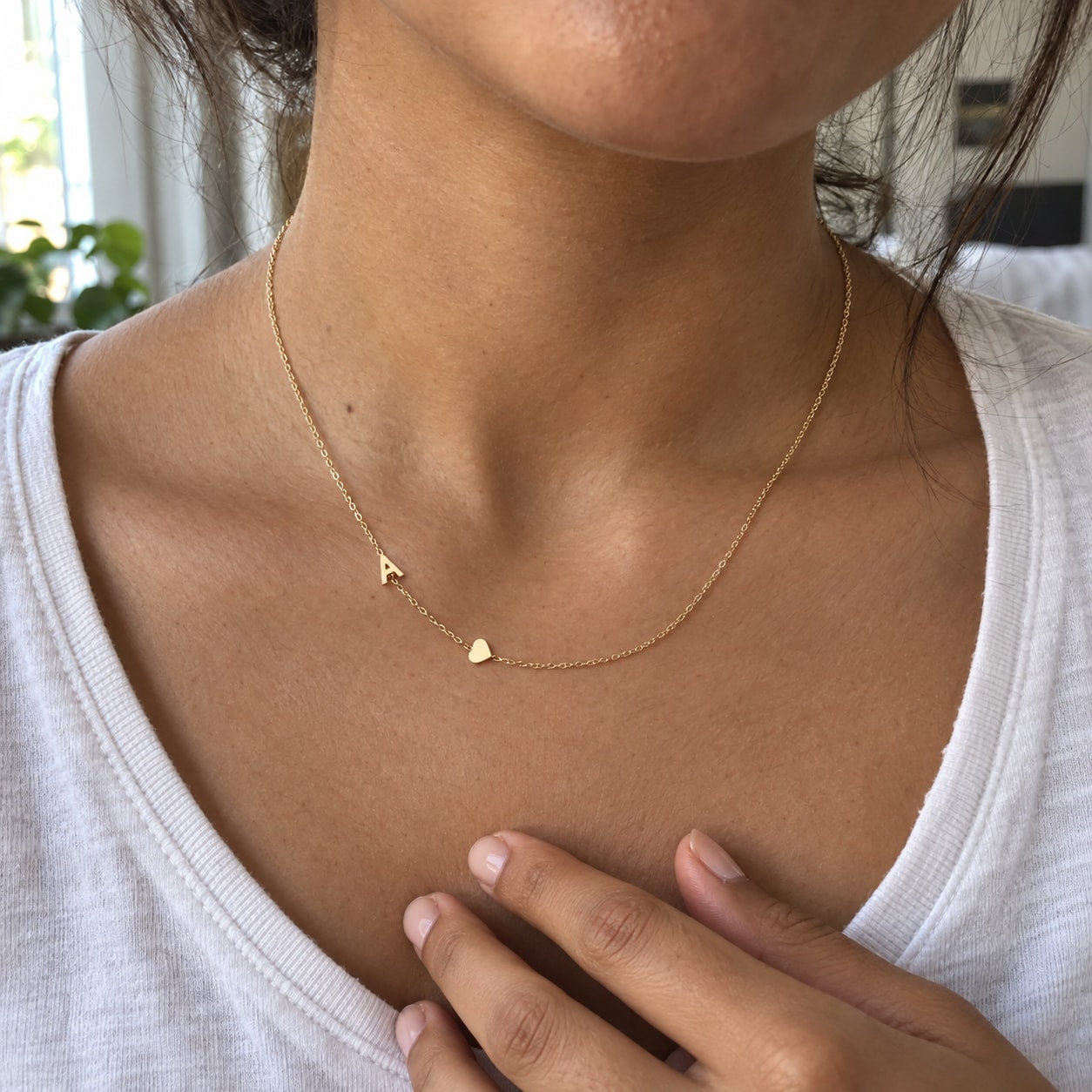 Personligt initialhalsband buret i vardagen – bild 1