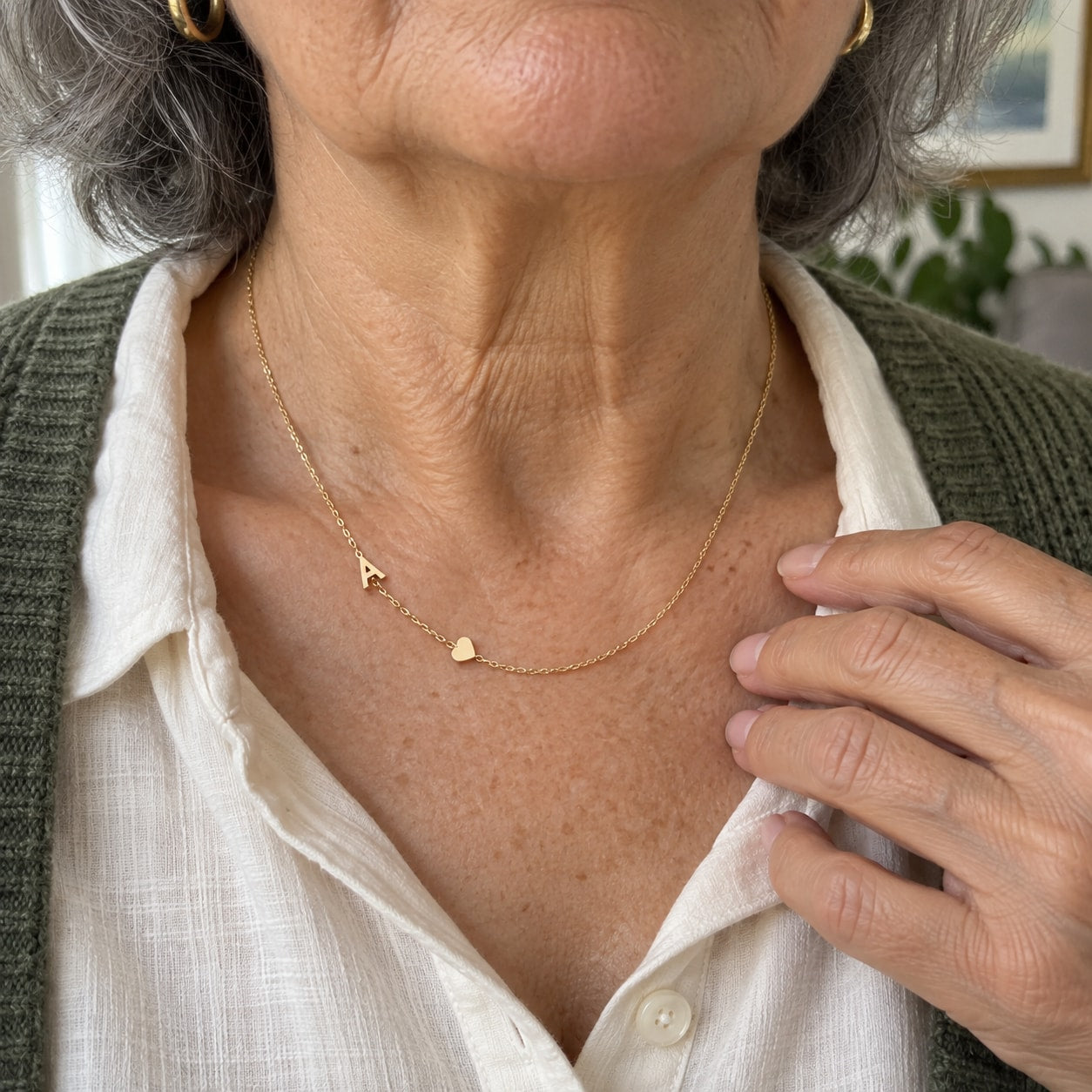 Personligt initialhalsband buret i vardagen – bild 3