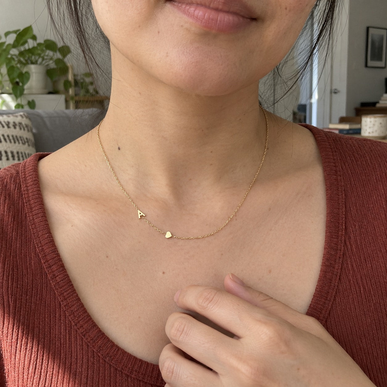 Personligt initialhalsband buret i vardagen – bild 4