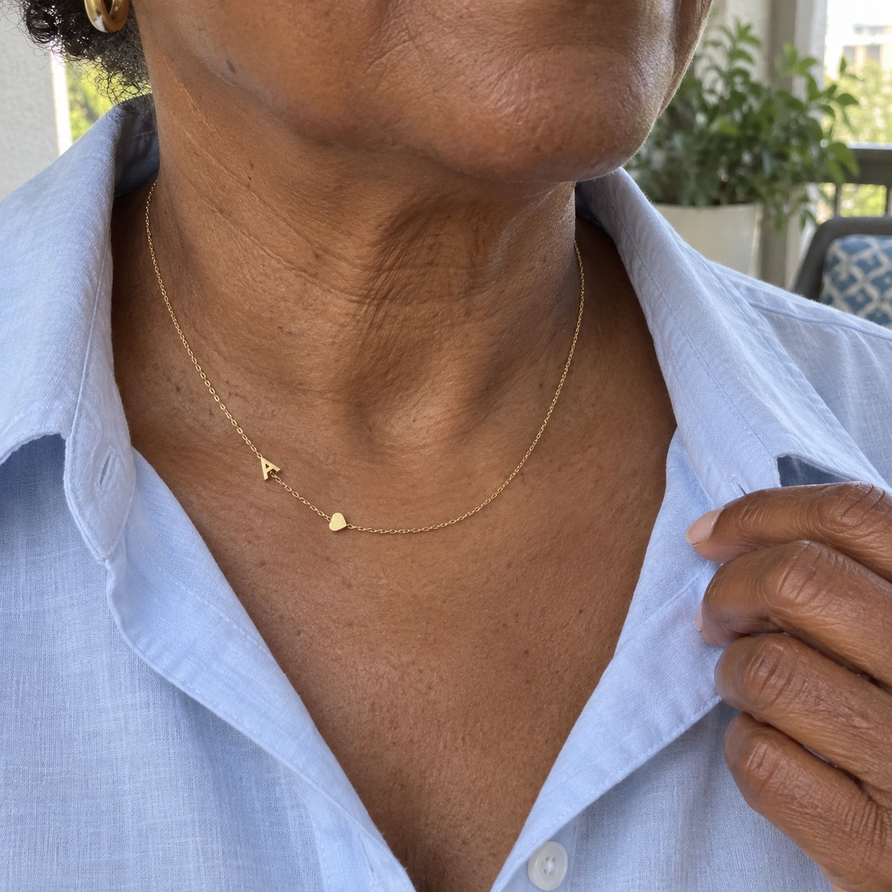 Personligt initialhalsband buret i vardagen – bild 5